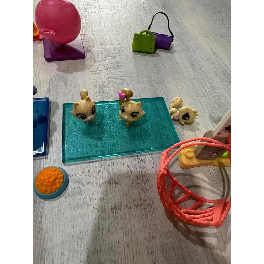 LPS Hasbro Littlest Pet Shop‎ Pet Retreat Play set Pets  and Accessories LOT